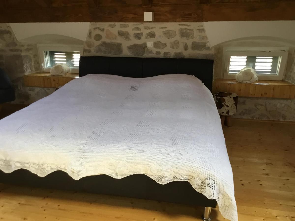 Stein Haus Villa Pirovac Luaran gambar